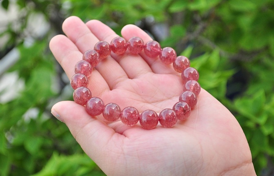 Vòng tay thạch anh đỏ giúp chuyển hóa năng lượng tiêu cực từ màu khắc