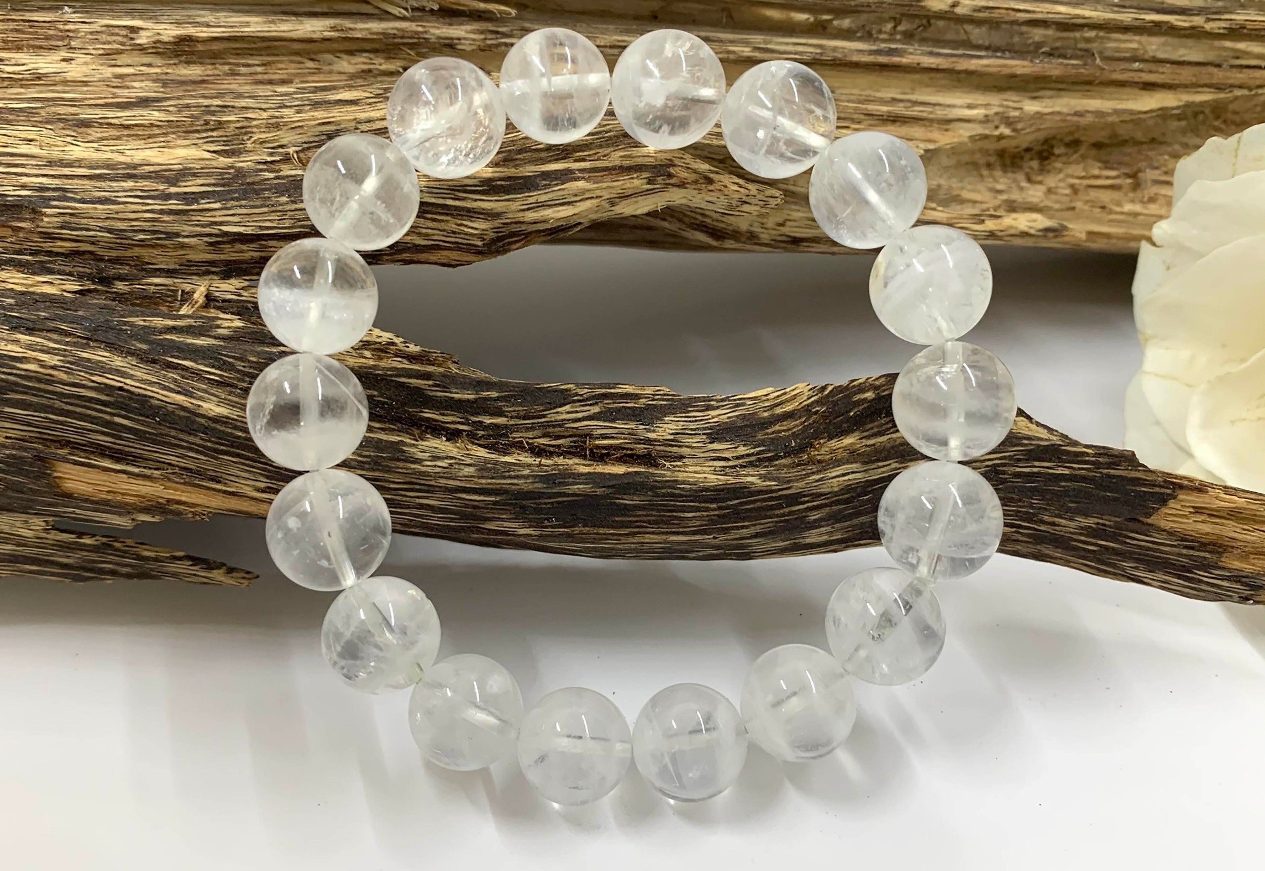 Vòng tay thạch anh trắng, trang sức bạc hay các vật phẩm ánh kim là những lựa chọn phù hợp để bổ sung năng lượng Kim