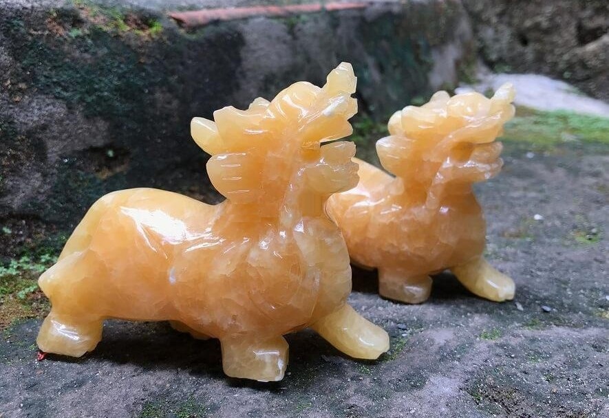 Ngọc Hoàng Long có màu thuộc hành Thổ nên tương sinh với Kim