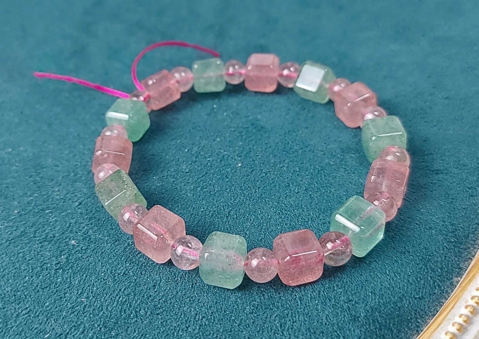 Vòng tay đá phong thủy màu xanh lá, hồng hoặc đỏ có tác dụng hỗ trợ công việc và các mối quan hệ