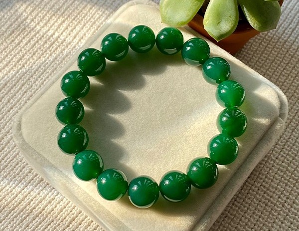 Sử dụng các vật phẩm phong thủy là cách hiệu quả để hóa giải màu khắc