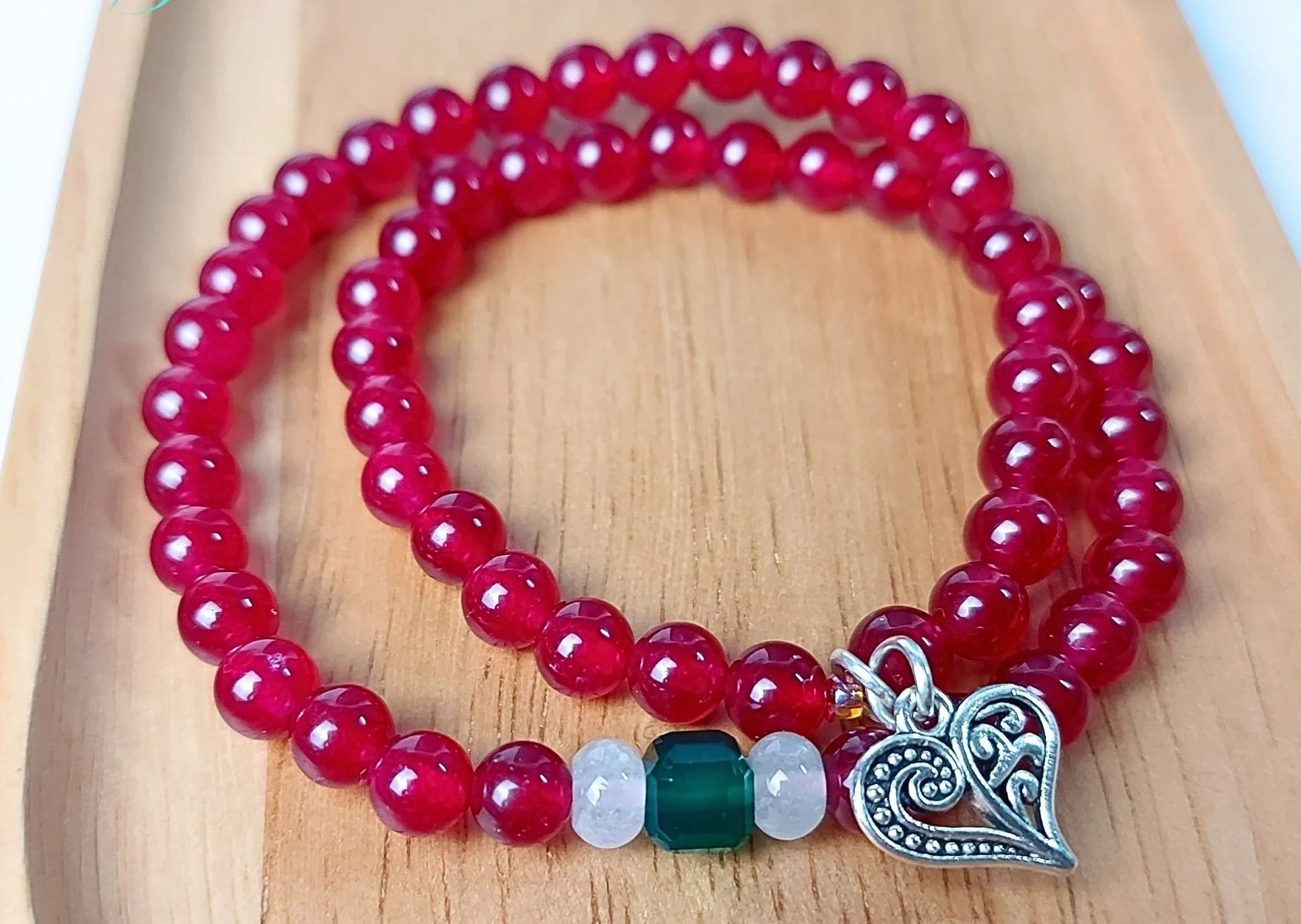 Vòng tay đá Ruby đỏ, thạch anh hồng hoặc đá xanh lá giúp duy trì năng lượng tích cực