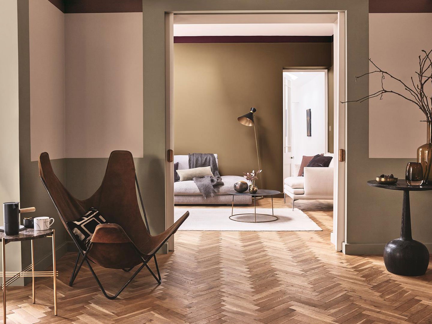 Sơn tường màu nâu nhạt giúp không gian ấm cúng