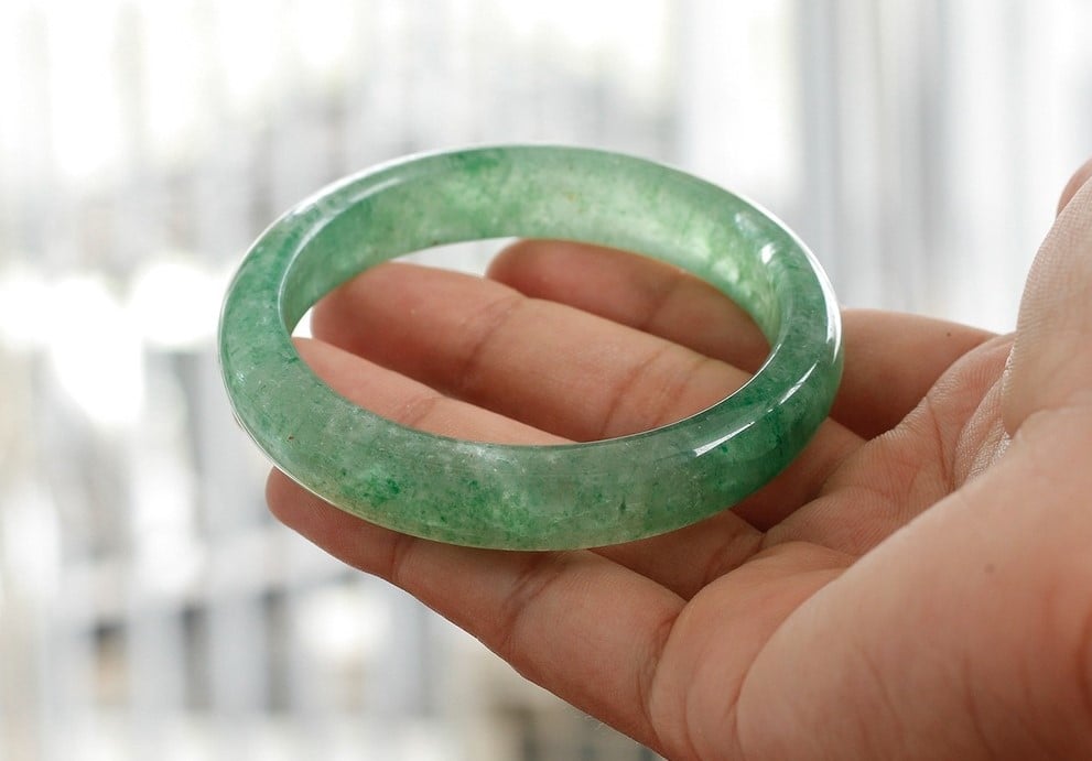 Vòng tay đá màu đen, xanh dương hoặc xanh lá giúp cân bằng năng lượng và thu hút may mắn