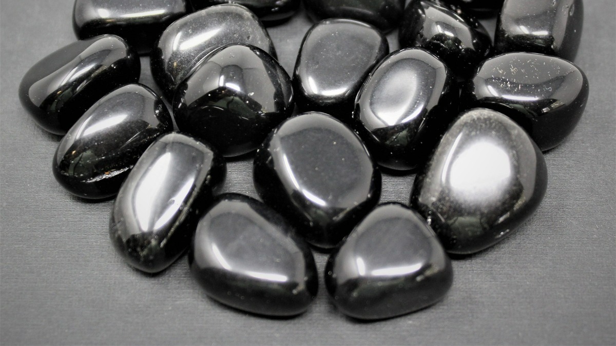 Nữ mạng tuổi Quý Mùi 2003 hợp màu đen thuộc hành Thủy