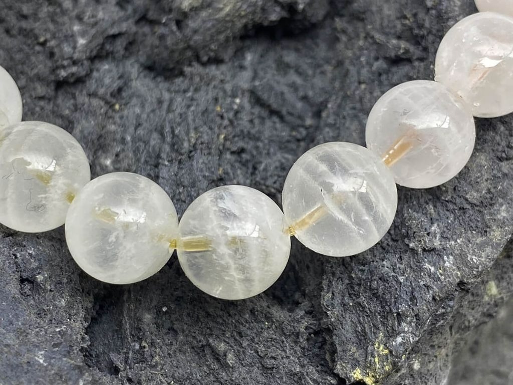 Nữ tuổi Quý Mùi 2003 nên tránh sử dụng vật phẩm phong thủy màu trắng, xám thuộc hành Kim