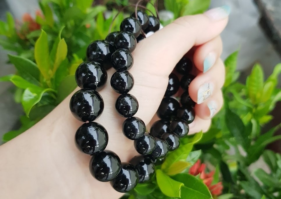 Vòng tay đá thạch anh đen hoặc đá aquamarine sẽ giúp tăng cường năng lượng tích cực