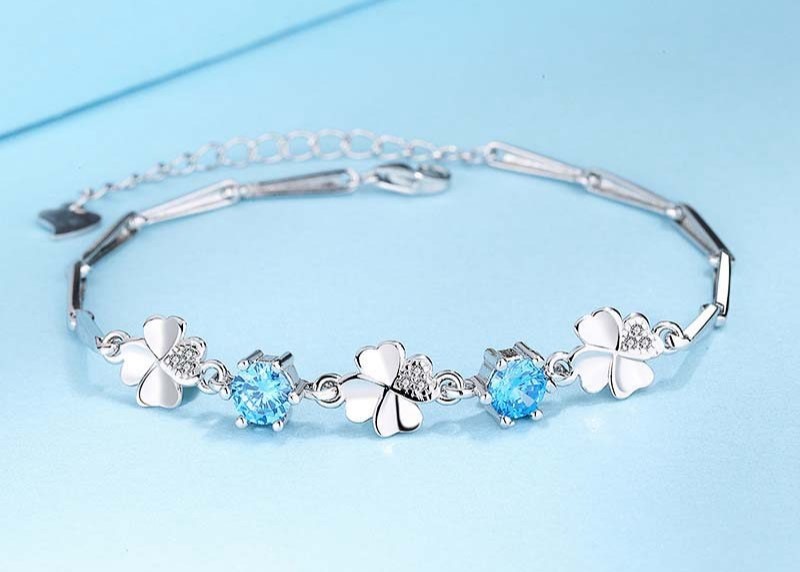 Vòng tay màu bạc, màu xanh dương giúp tinh thần minh mẫn và có sự tập trung tốt hơn 