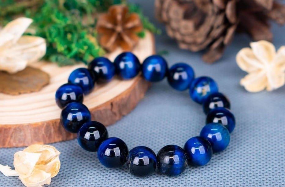 Vòng tay đá thạch anh đen, đá mắt hổ xanh dương hoặc pha lê màu xanh dương giúp thu hút cát khí