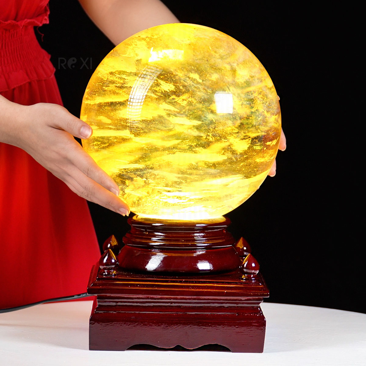 Quả cầu phong thủy màu vàng giúp bản mệnh nam mạng Kỷ Mão 1999 kích hoạt năng lượng tích cực