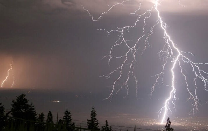 Nữ sinh năm 2008 thuộc mệnh Hỏa, nạp âm Tích Lịch Hỏa