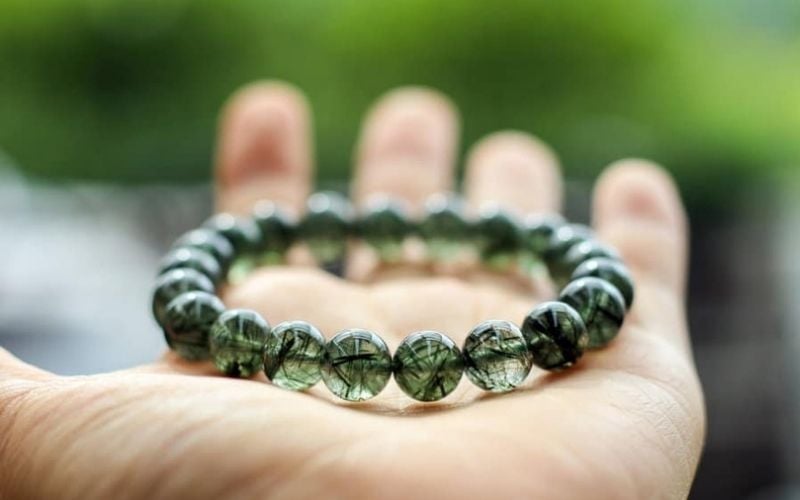 Sử dụng vòng tay phong thủy để hóa giải màu khắc cho nam mạng Tân Mão