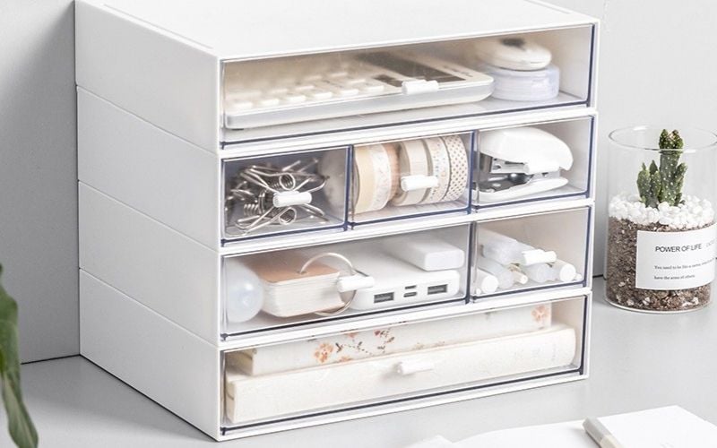 Sử dụng phụ kiện màu trắng hoặc ánh kim giúp nữ Nhâm Thìn tăng may mắn và thuận lợi trong cuộc sống