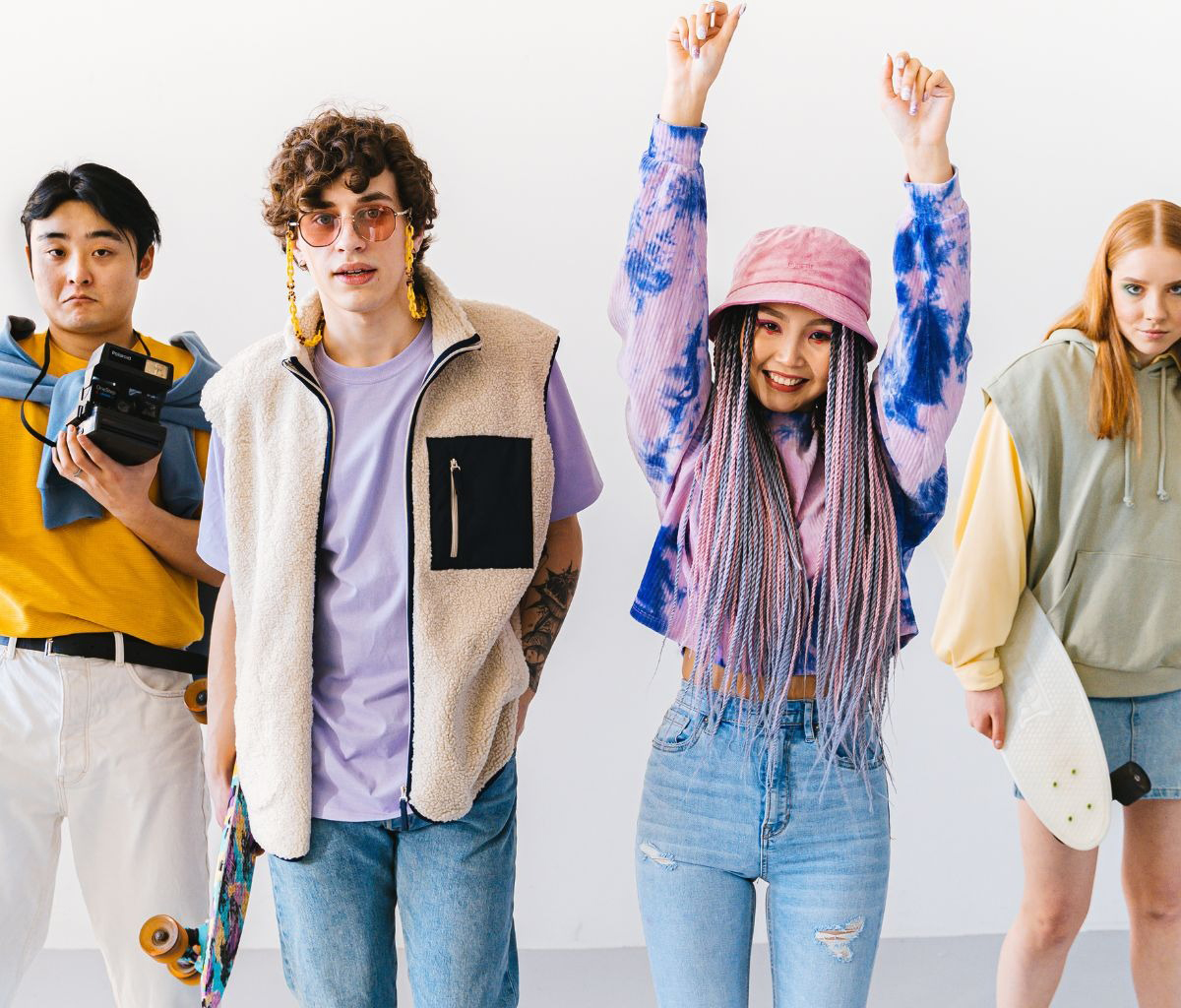 Có thể bổ sung màu hợp trong trang phục, không gian sống,... để hóa giải xung khắc của màu kỵ