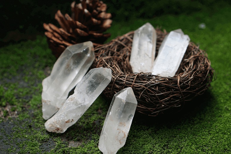 Nữ mạng tuổi Giáp Thân 2004 nên sử dụng vật phẩm phong thủy màu trắng, xám, bạc thuộc hành Kim