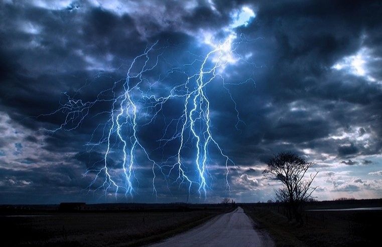 Người sinh năm Mậu Tý 2008 thuộc mệnh Hỏa, cụ thể là Tích Lịch Hỏa