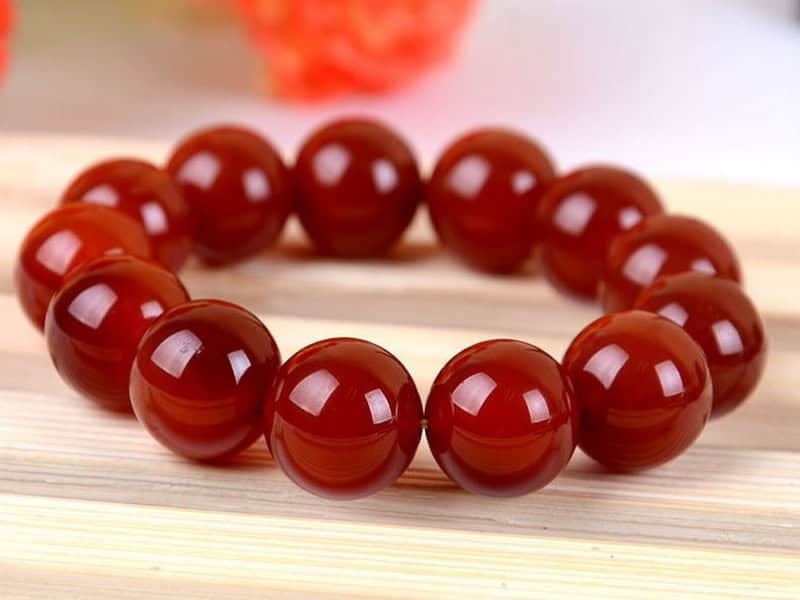 Bạn có thể đeo vòng tay đá hợp mệnh Hỏa để duy trì năng lượng tích cực