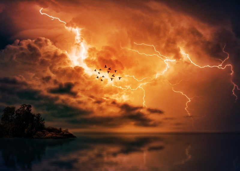 Nữ sinh năm 2009 thuộc mệnh Hỏa, cụ thể là Tích Lịch Hỏa