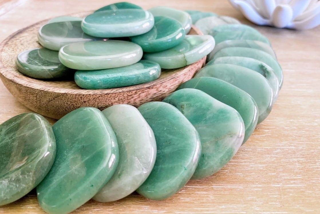 Bạn có thể đặt đá aventurine trên bàn học để tạo nguồn năng lượng tích cực giúp duy trì sự tập trung