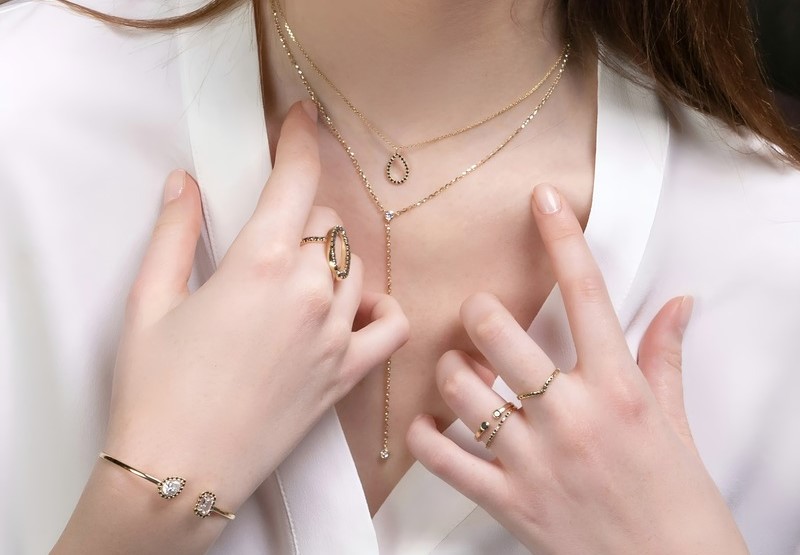 Bạn có thể mang theo vật phẩm phong thủy hợp mệnh Kim để củng cố năng lượng tốt