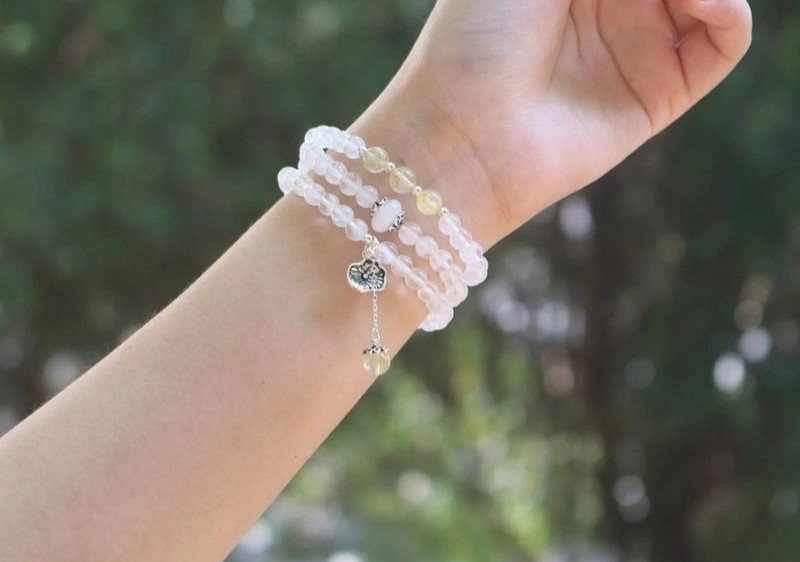 Bạn có thể mang theo vật phẩm phong thủy như đồng xu, thạch anh trắng, vòng bạc để tăng cát khí