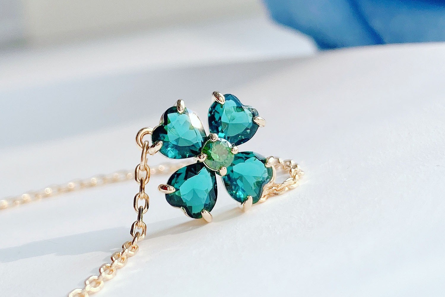 Bạn có thể mang theo trang sức màu xanh lá, xanh dương để cân bằng năng lượng