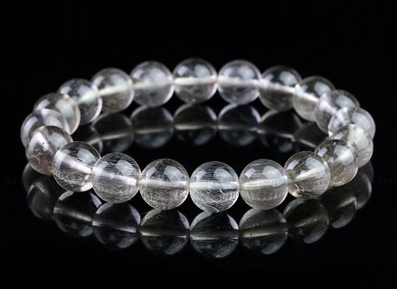 Nam mạng Ất Sửu có thể mang theo vật phẩm phong thủy hợp mệnh như trang sức bạc hoặc đá màu trắng, xám nhằm gia tăng vận khí