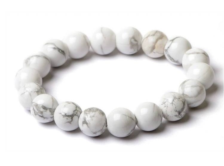 Nữ mạng Ất Sửu nên mang theo vật phẩm phong thủy hợp mệnh như bạc hoặc đá màu trắng/ghi để gia tăng may mắn