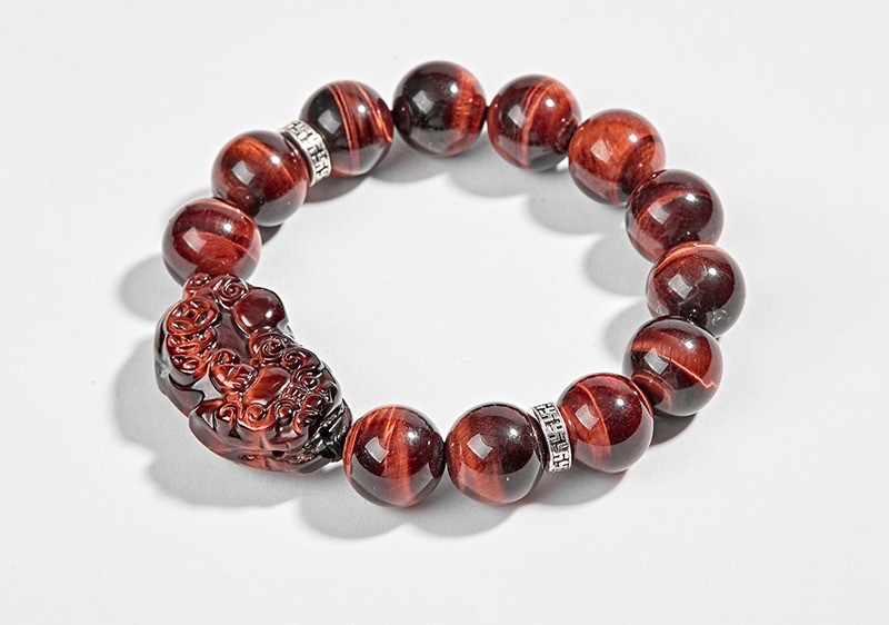 Nam Bính Dần có thể mang theo vật phẩm hợp mệnh Hỏa khi xuất hành