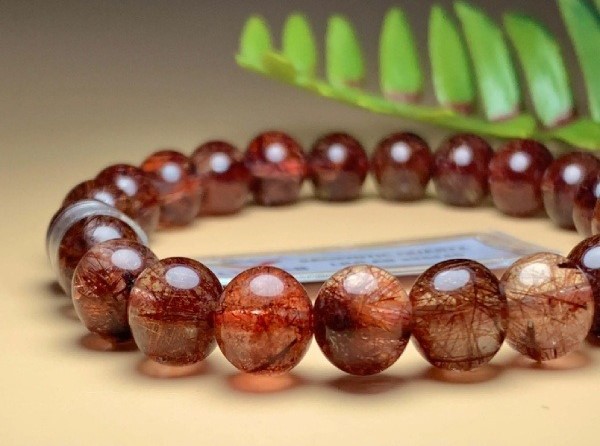 Nữ mạng tuổi 1986 Bính Dần có thể mang theo vật phẩm phong thủy hợp mệnh Mộc để gia tăng vượng khí