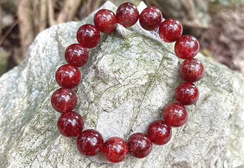 Nam Đinh Mão 1987 có thể đeo vòng tay đá thạch anh đỏ khi xuất hành để hỗ trợ mệnh và chiêu tài lộc