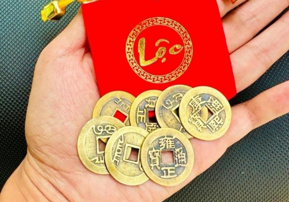 Nam Đinh Mão 1987 có thể mang theo vài món lộc may mắn như bao đỏ hoặc đồng xu để thu hút tài khí