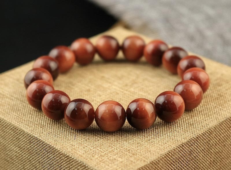 Bạn nên mang vật phẩm phong thủy như đá thạch anh đỏ, vòng gỗ, linh vật hợp mệnh để thu hút may mắn