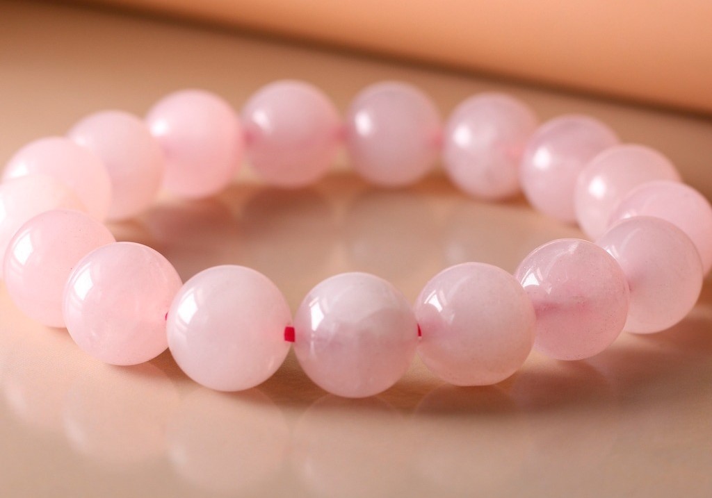 Bạn có thể mang vật phẩm phong thủy nhỏ để tăng cường năng lượng tích cực