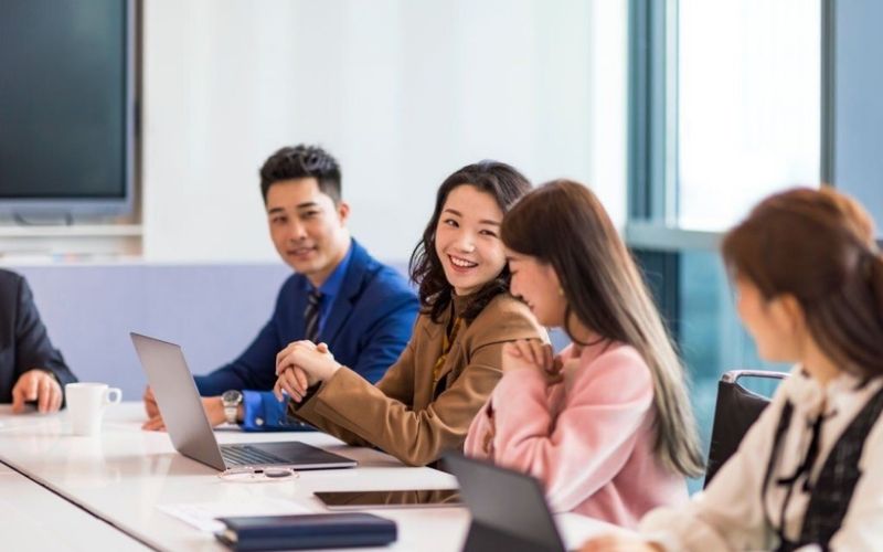 Xuất hành hướng Đông Nam giúp nữ Canh Thân thuận lợi trong dự án mới hoặc các mối quan hệ trong công việc