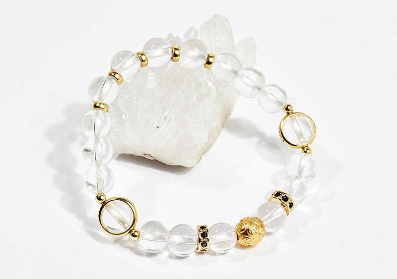 Nam Giáp tý 1984 nên mang theo trang sức hoặc vật phẩm hợp mệnh Kim khi xuất hành để hỗ trợ năng lượng bản mệnh