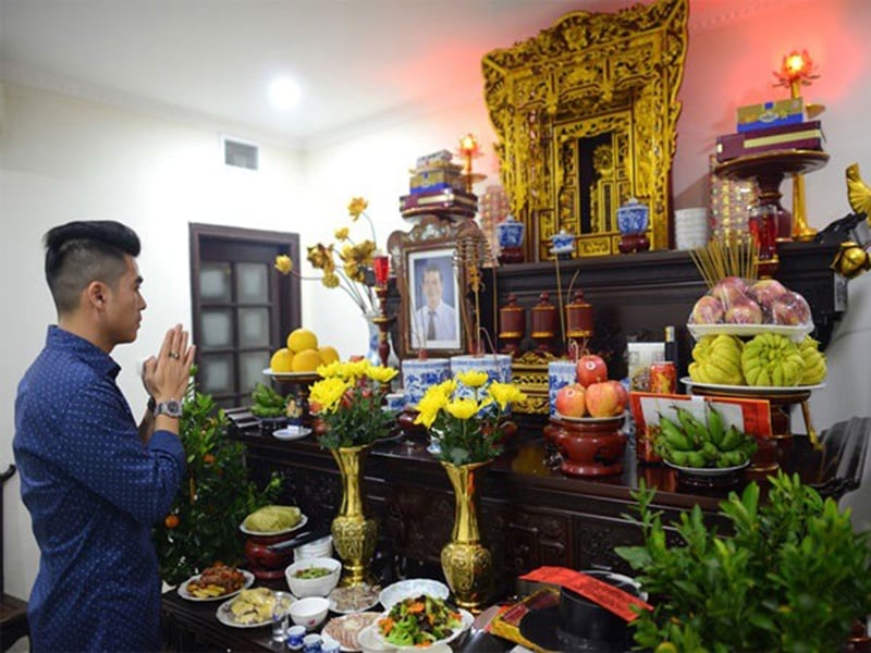 Nên thắp hương gia tiên để báo cáo và khấn nguyện trước khi xuất hành 