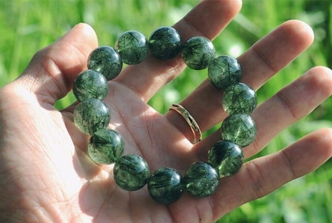 Bạn có thể mang theo vòng tay đá quý hợp mệnh Mộc để tăng cường vượng khí