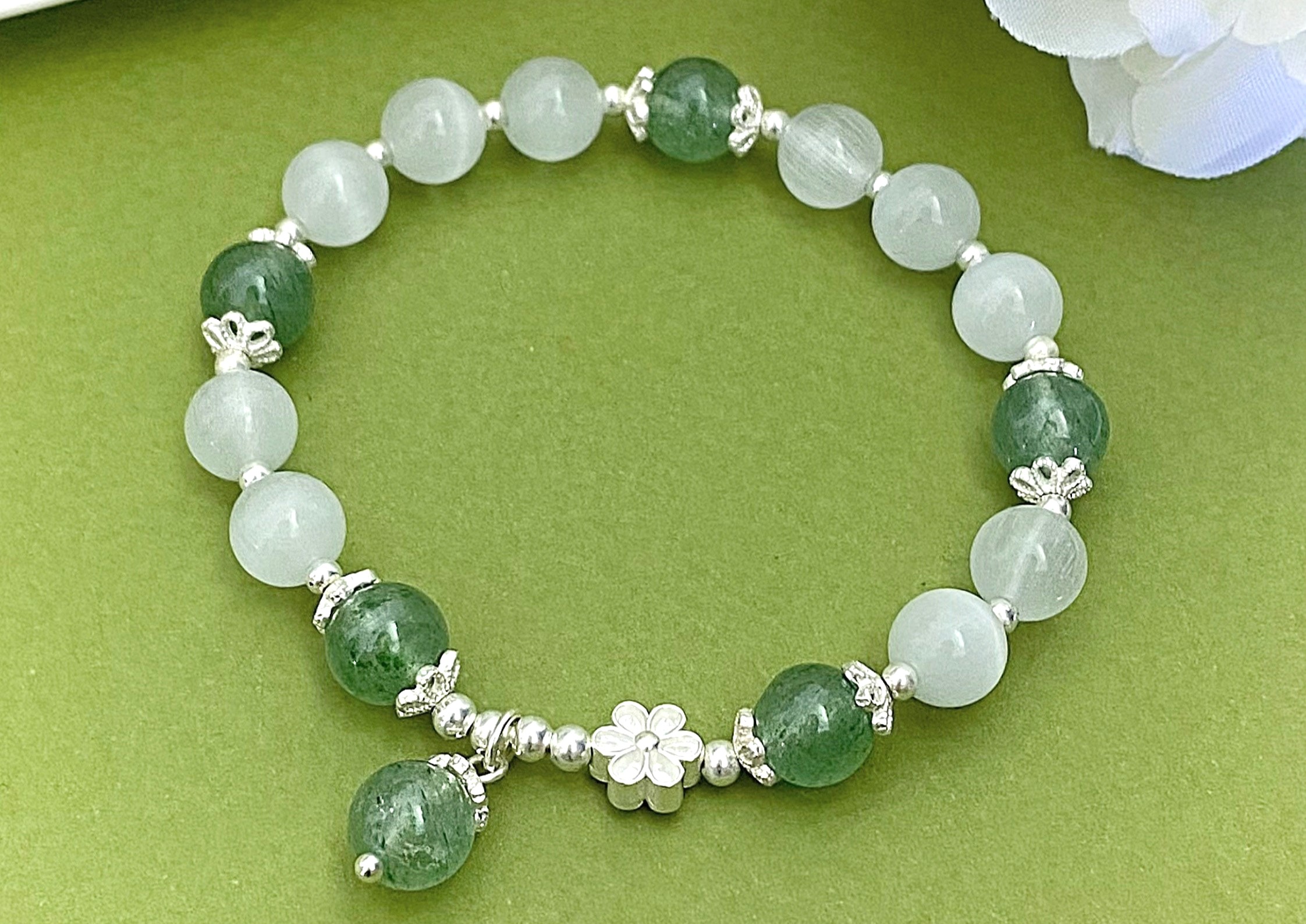 Bạn có thể đeo vòng đá thạch anh xanh để cân bằng năng lượng Hỏa – Mộc