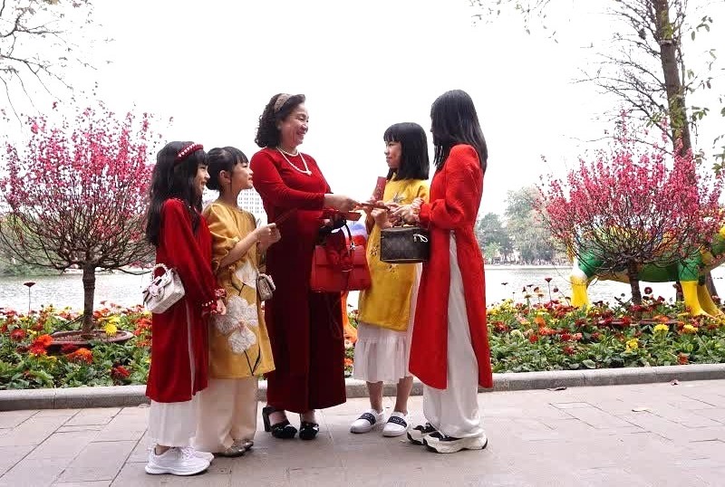 Nữ 1960 nên giữ tâm trạng thoải mái khi xuất hành đầu năm