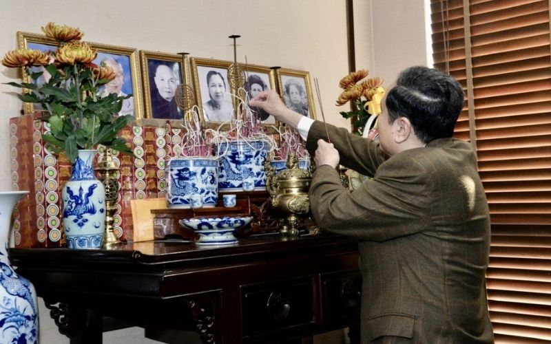 Thắp hương tổ tiên khi xuất hành đầu năm để cầu tài lộc nam mạng Bính Ngọ