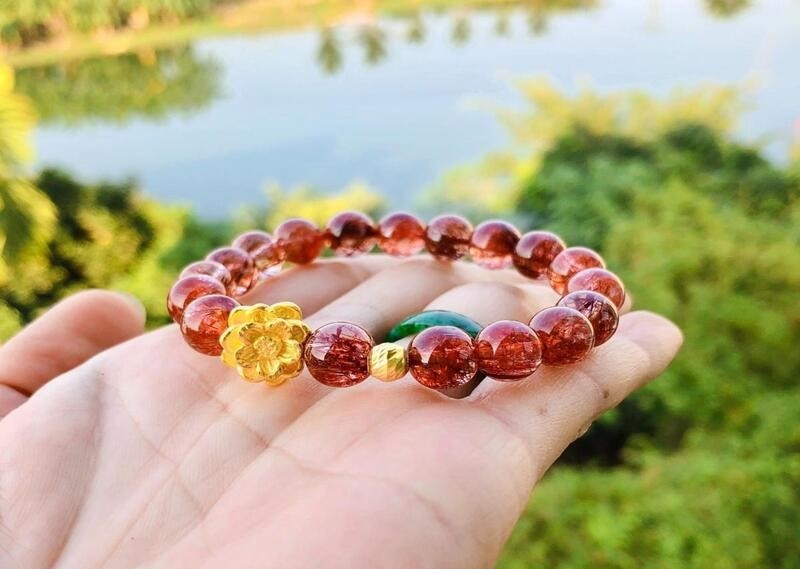 Đeo vòng phong thủy hợp mệnh Hỏa giúp tăng năng lượng tốt cho nữ mạng sinh năm 1978