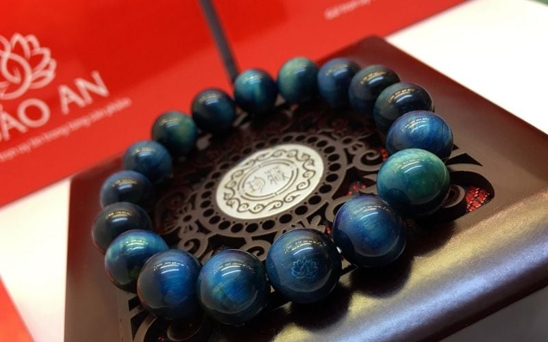 Đeo vật phẩm phong thủy khi xuất hành để tăng sinh khí cho nam Quý Sửu 1973