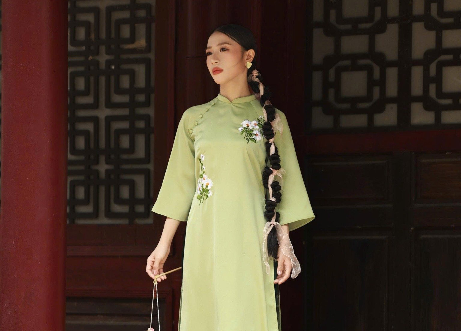 Nữ mạng Canh Dần 2010 nên mặc trang phục hoặc mang theo vật phẩm có màu xanh lá, xanh rêu, xanh nước biển khi xuất hành