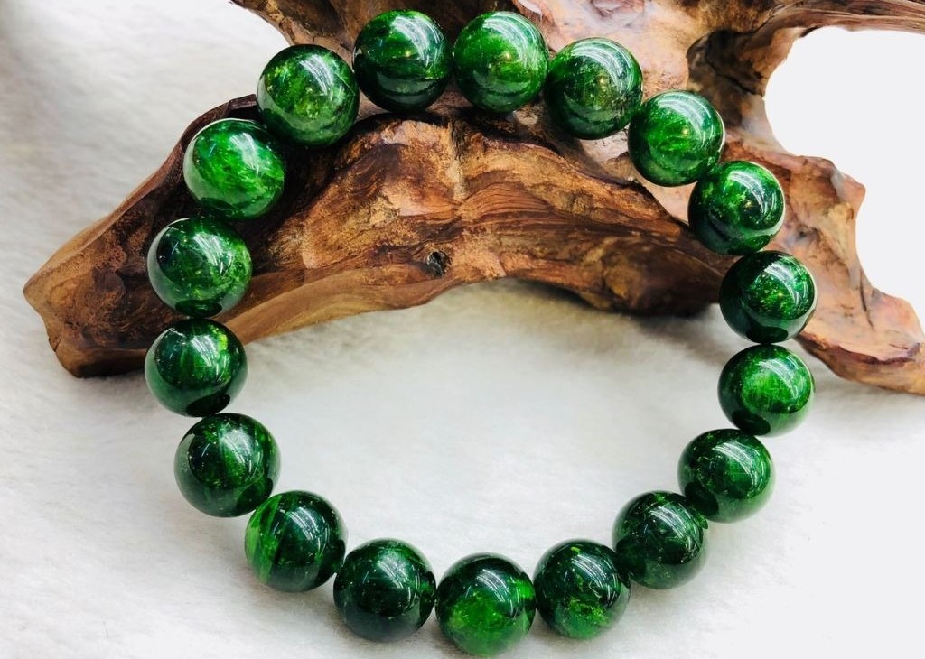 Đeo đá phong thủy hợp mệnh Mộc giúp nữ mạng Đinh Tỵ 1977 cân bằng năng lượng và tăng vận may