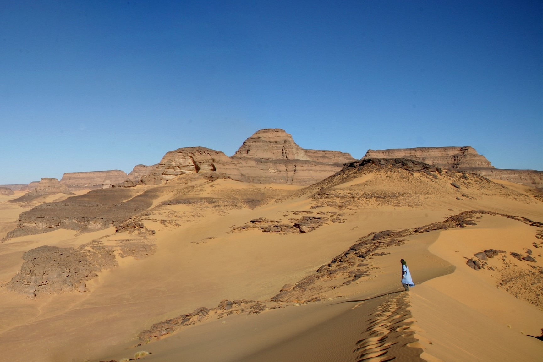 Người sinh năm 1976 Bính Thìn thuộc mệnh Sa Trung Thổ