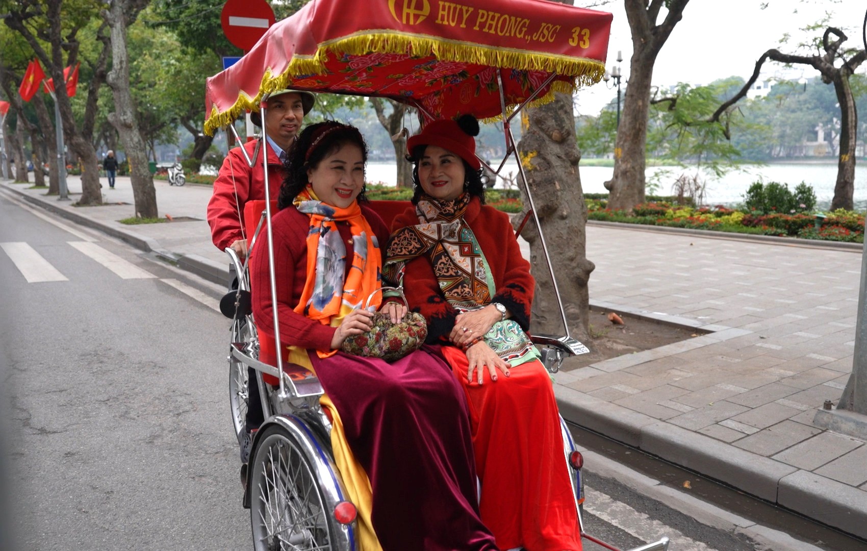 Nữ mạng Bính Thìn 1976 xuất hành với tâm trạng tích cực giúp thu hút năng lượng tốt