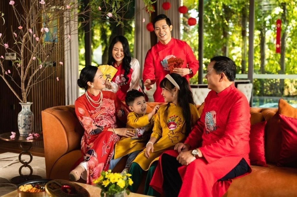 Nam mạng Đinh Tỵ 1977 nên dành lời chúc tốt đẹp cho người thân, bạn bè hoặc đối tác để tạo thêm năng lượng tích cực