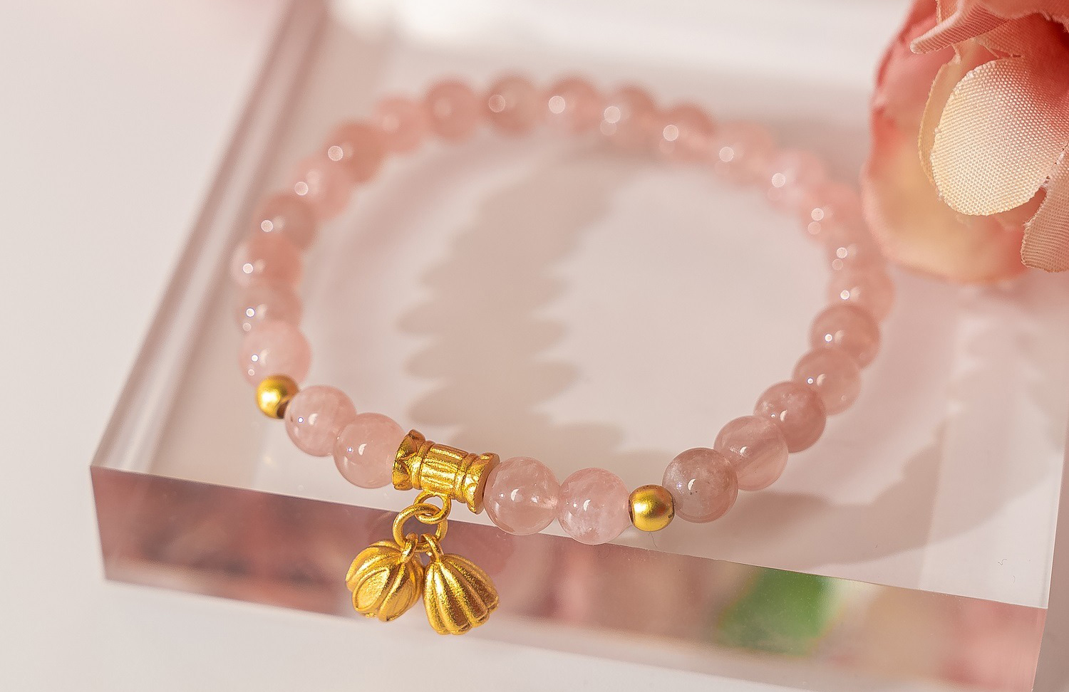 Nữ Mậu Dần 1998 nên đeo vòng thạch anh hồng khi xuất hành để gia tăng vượng kh