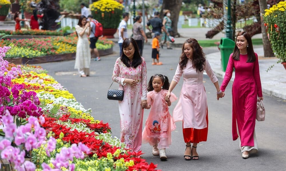 Nữ Canh Ngọ 1990 xuất hành hướng Đông Bắc giúp củng cố mối quan hệ